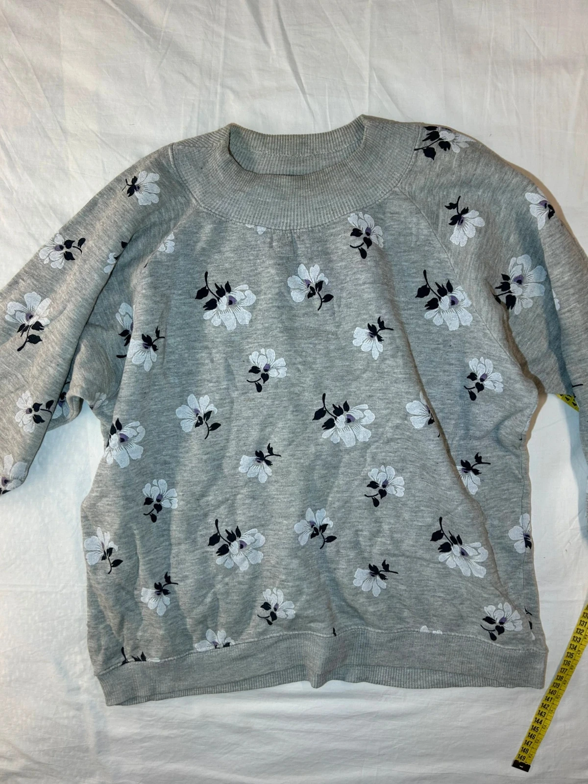Grijze trui met vintage motief – photo 2